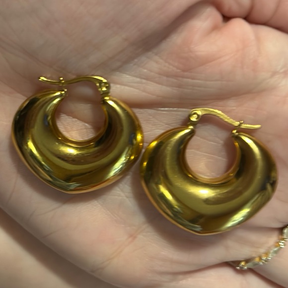 NWOT Gold Crescent Hoop Earrings - Picture 5 of 8